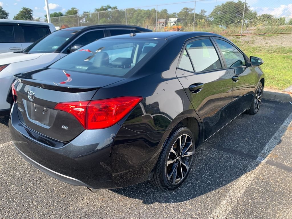 Used 2017 Toyota Corolla SE w/ SE Premium Package FWD image 3