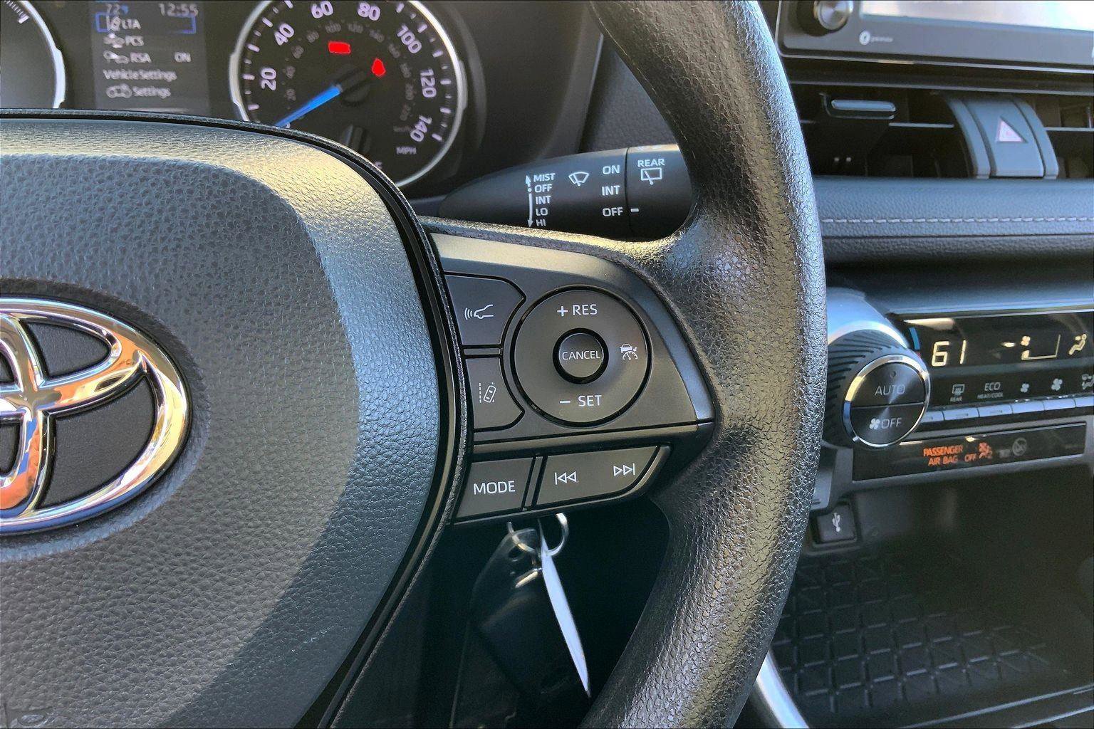 Used 2022 Toyota RAV4 LE image 17