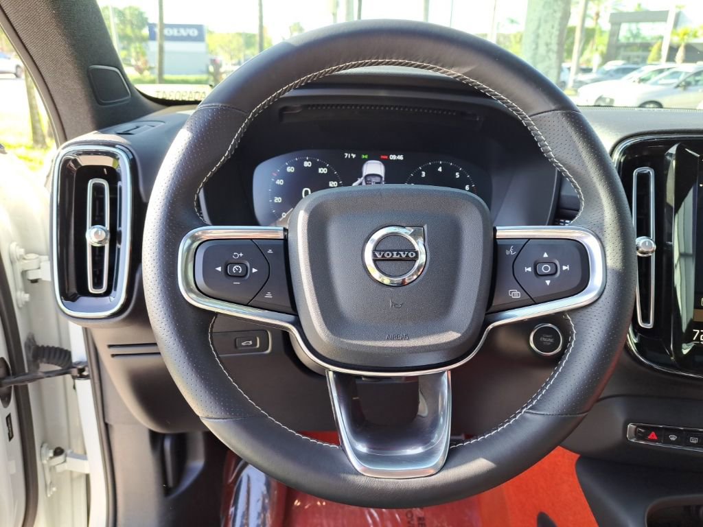 Used 2021 Volvo XC40 T4 R-Design w/ Protection Package Premier image 17