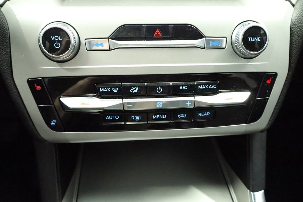 Used 2023 Ford Explorer XLT w/ Equipment Group 202A AWD/4WD image 43