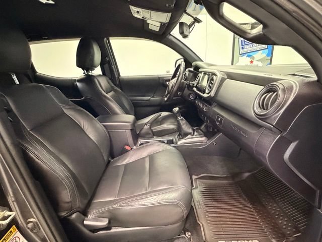 Used 2017 Toyota Tacoma TRD Sport w/ Tow Package AWD/4WD image 16