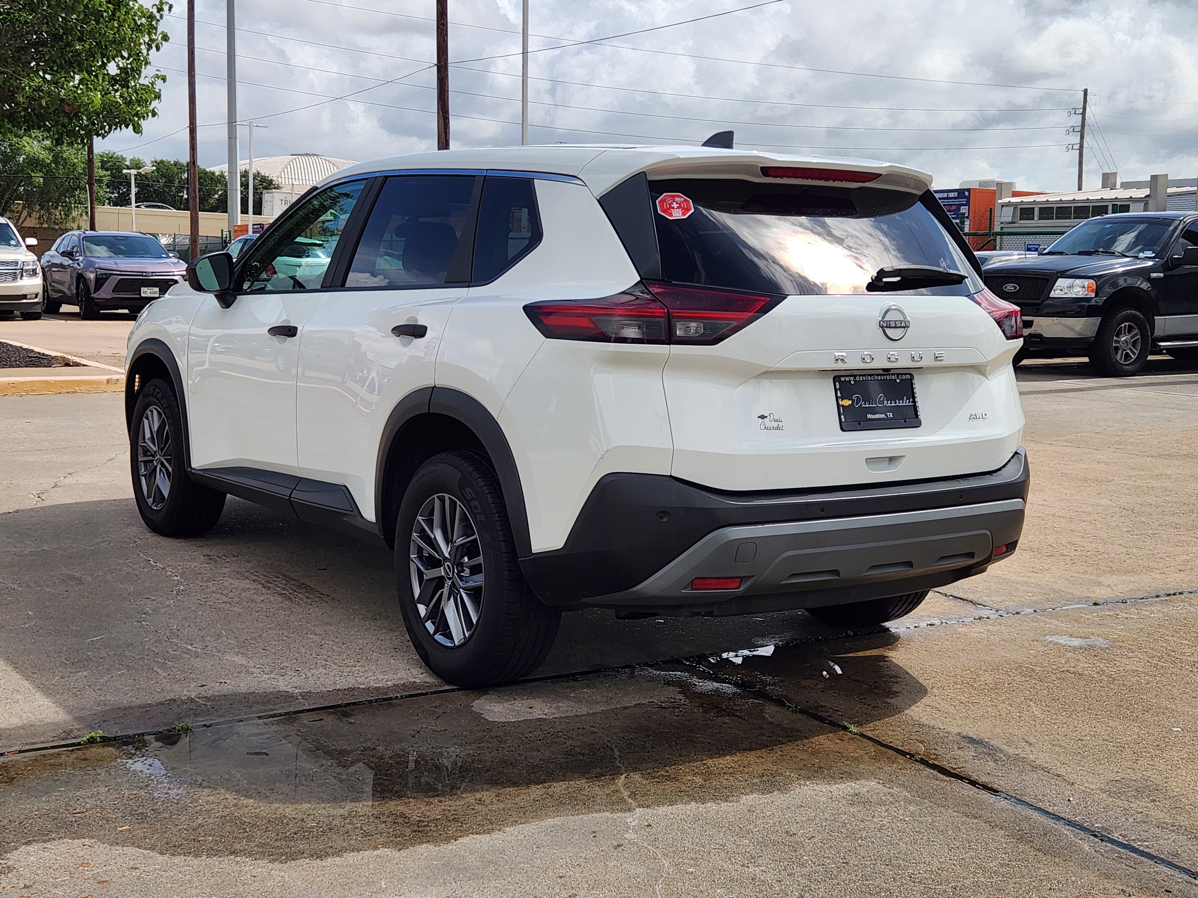 Used 2023 Nissan Rogue S AWD/4WD image 8