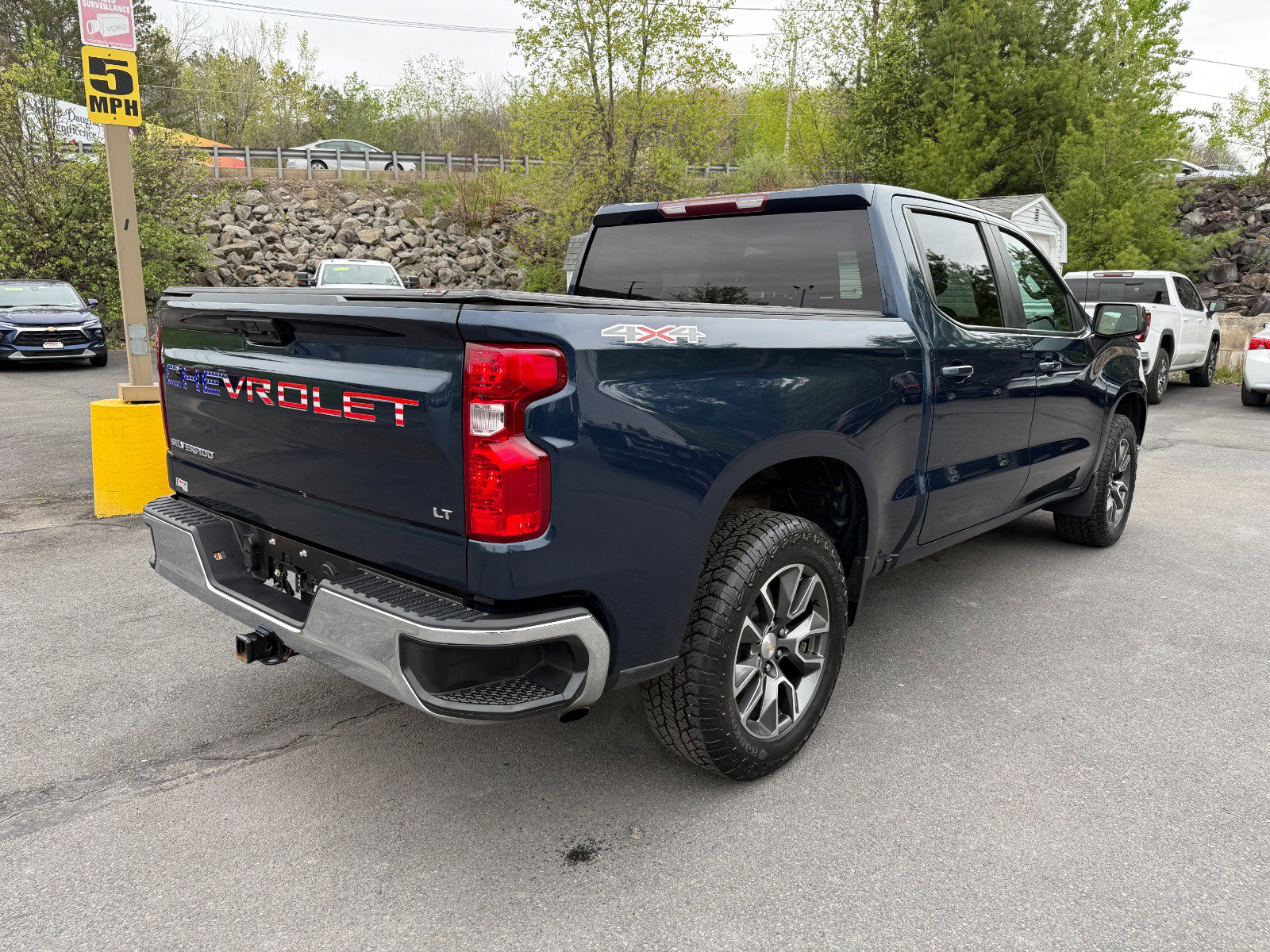 Used 2022 Chevrolet Silverado 1500 LT AWD/4WD image 5