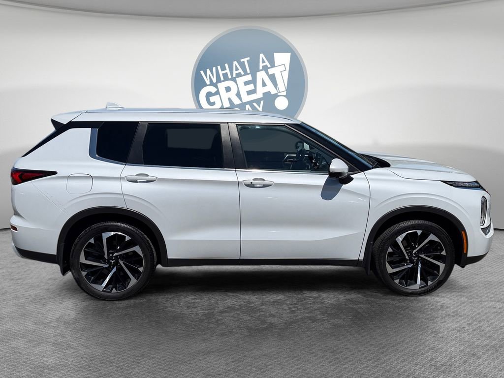 Used 2023 Mitsubishi Outlander SE AWD/4WD image 2