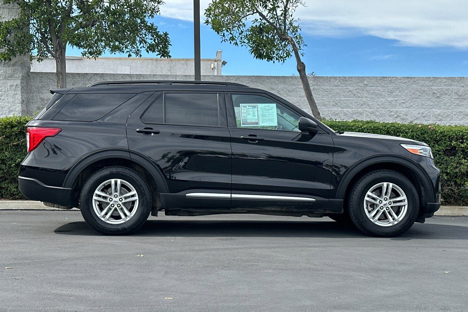 Used 2024 Ford Explorer XLT RWD image 3