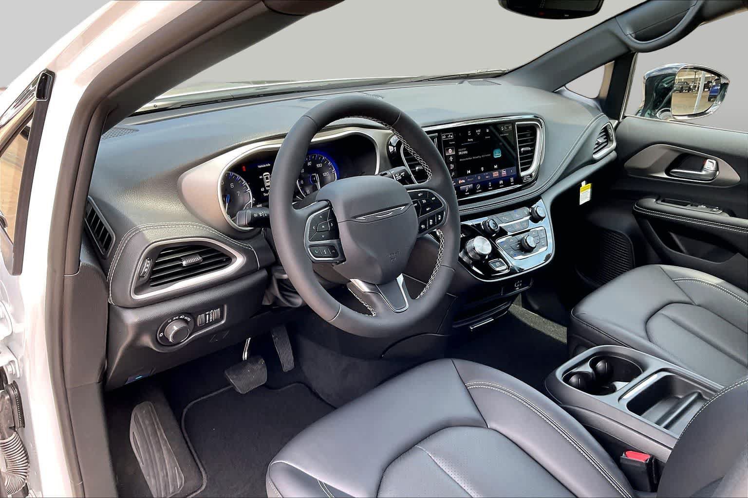 New 2027 Chrysler Pacifica Select FWD image 8