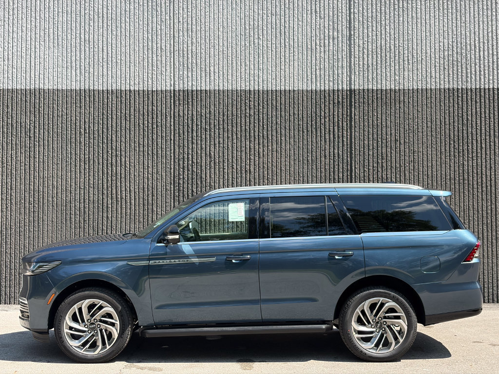New 2027 Lincoln Navigator Premiere AWD/4WD image 4