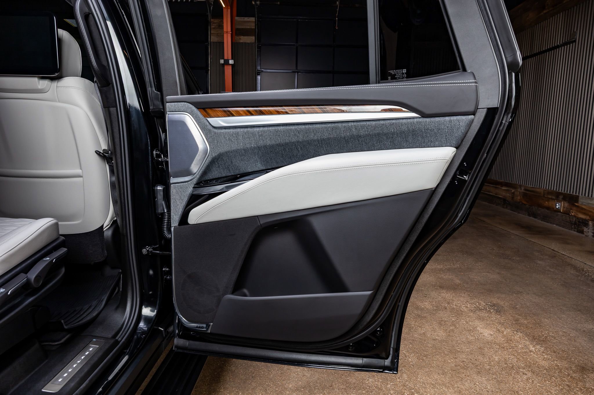 Used 2026 Cadillac Escalade Platinum Sport w/ LPO, ONYX Package image 42