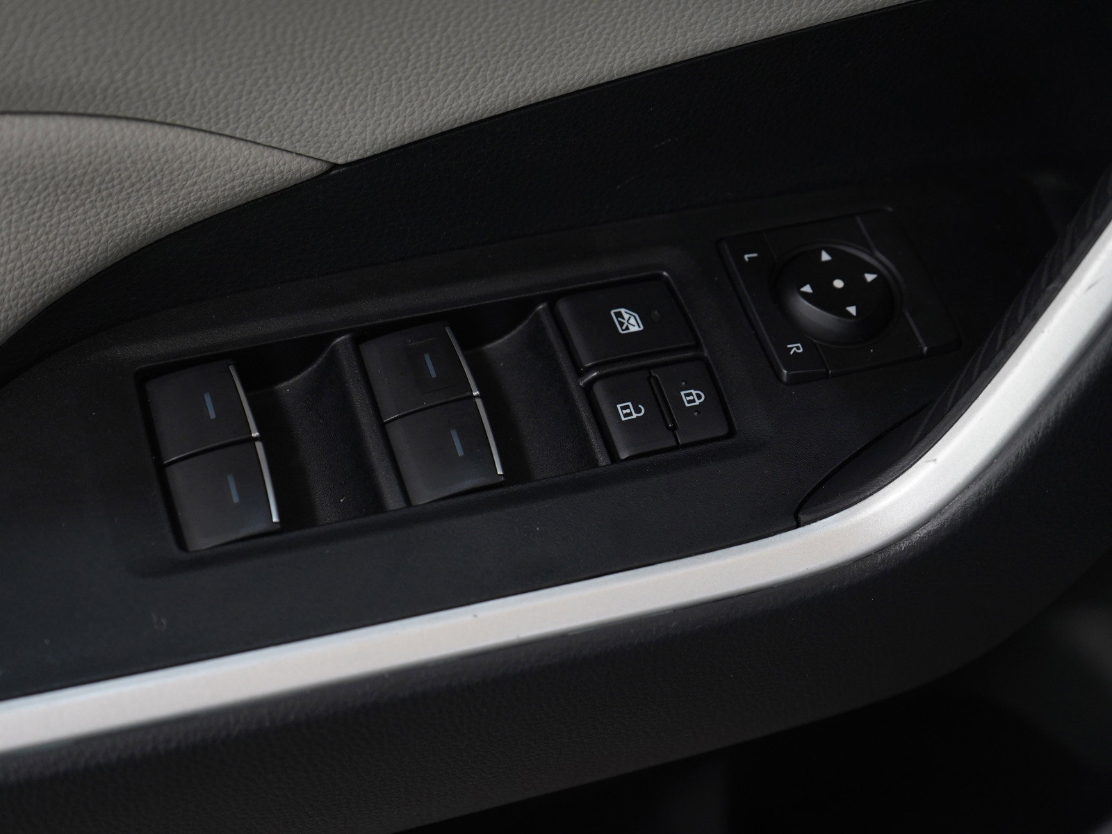 Used 2025 Toyota RAV4 XLE image 21