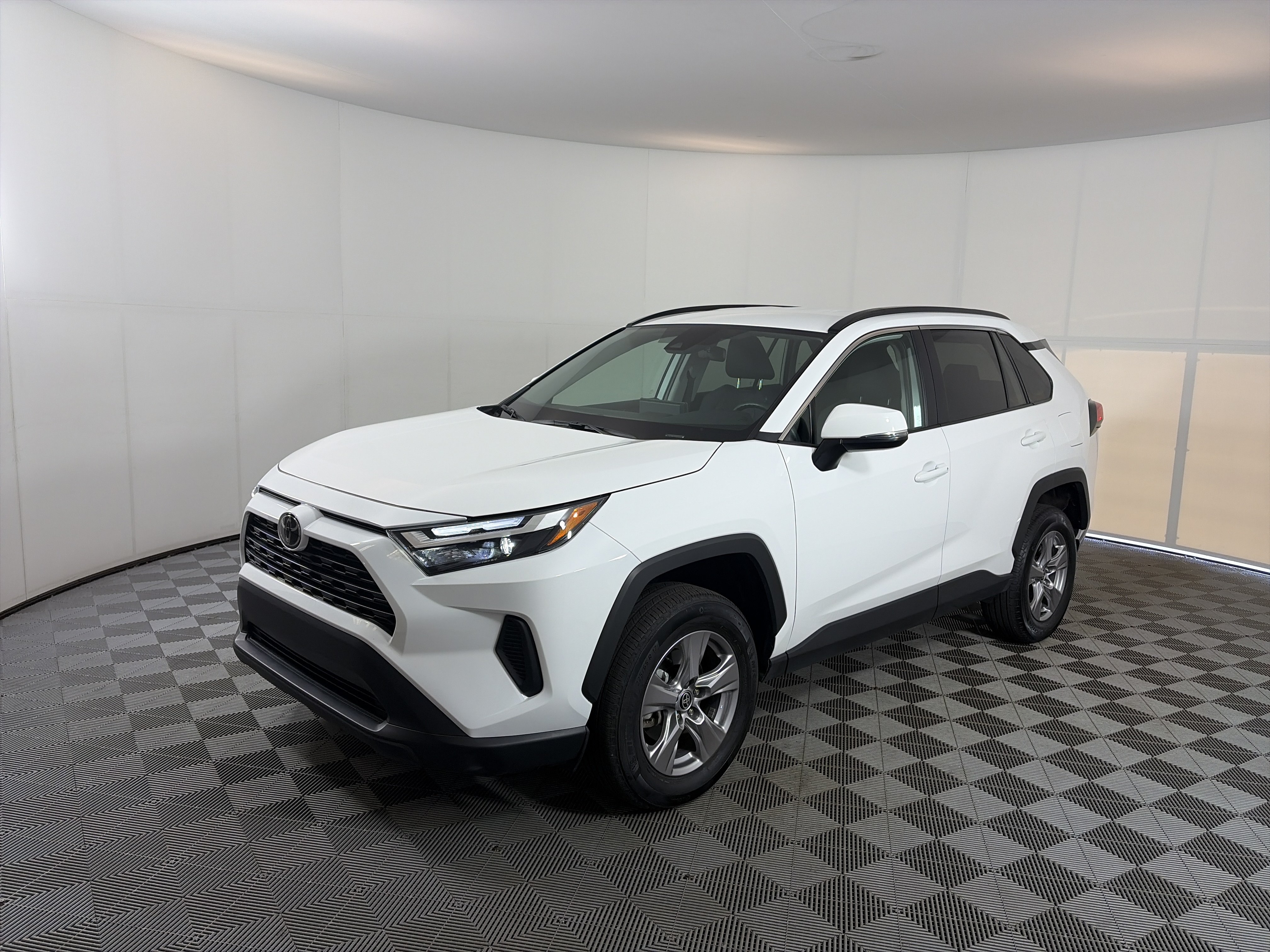 Used 2025 Toyota RAV4 XLE AWD/4WD image 2