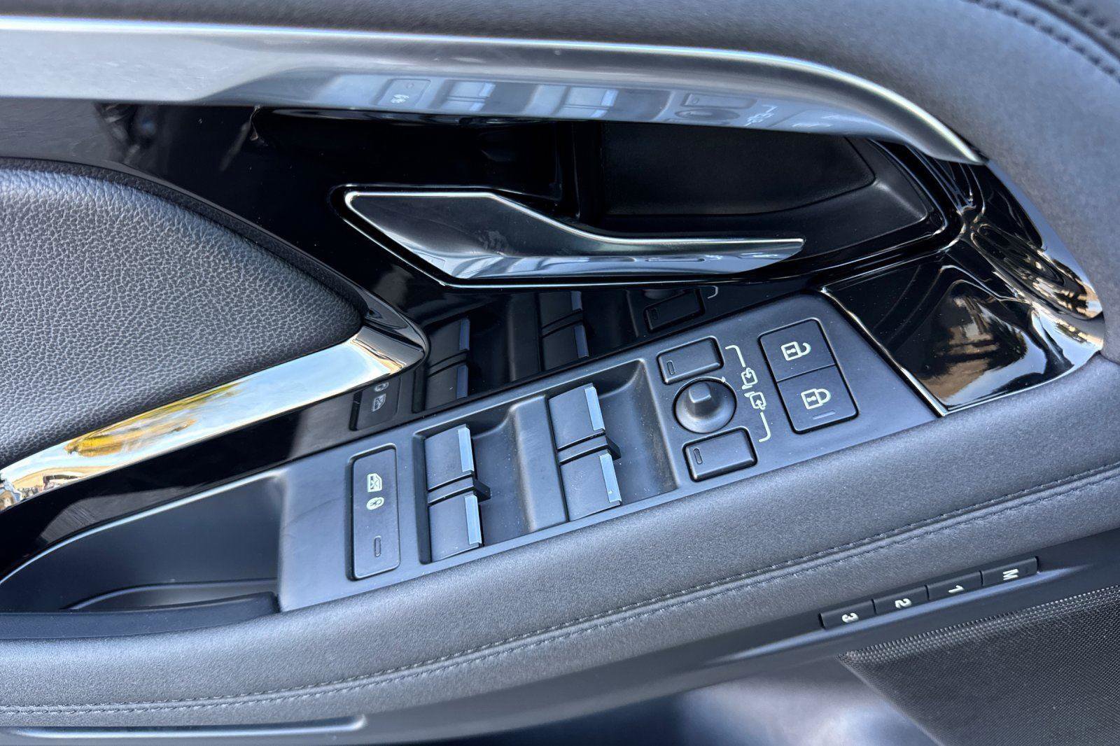 Used 2023 Land Rover Range Rover Evoque R-Dynamic SE image 10