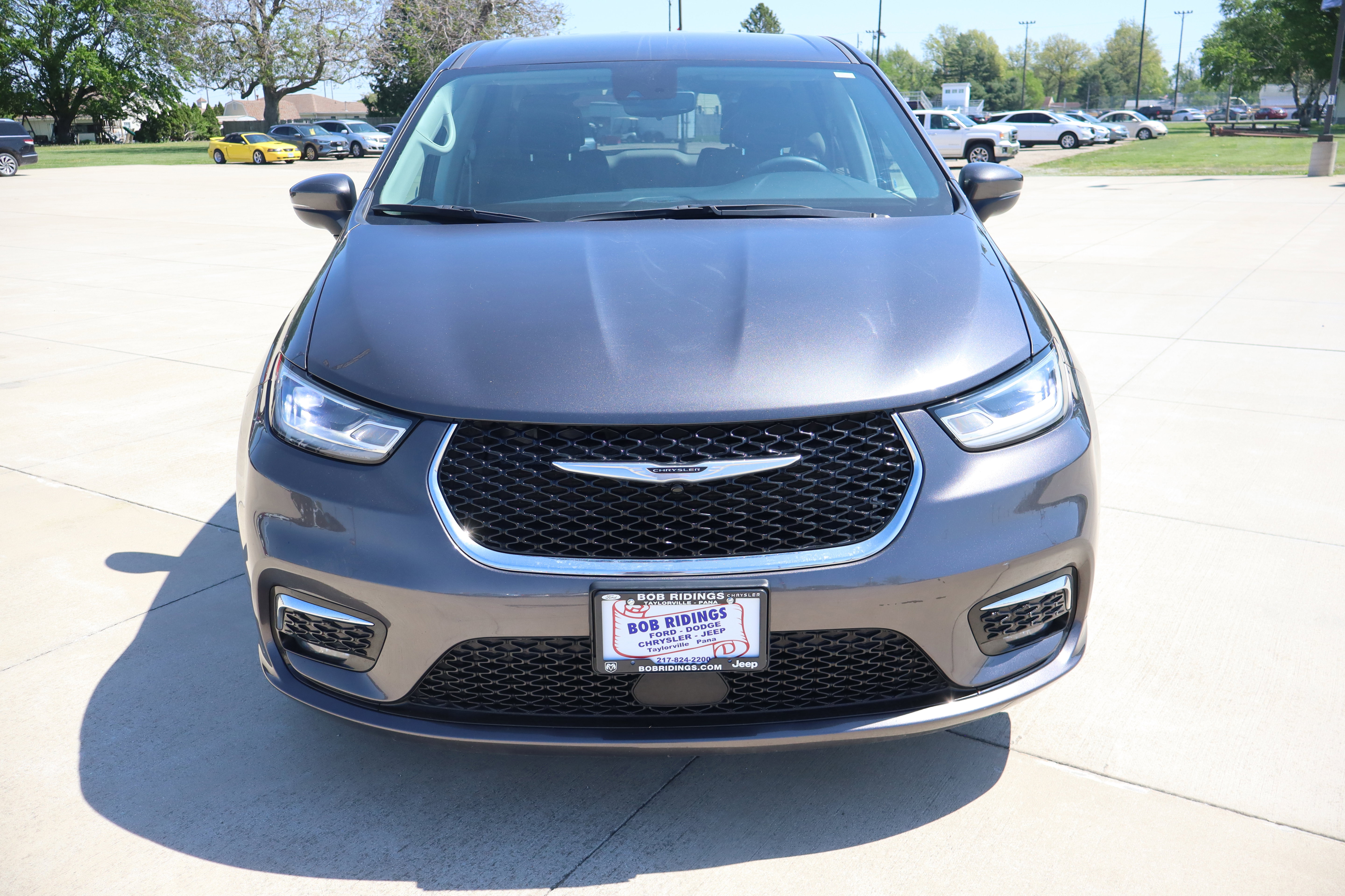 Used 2023 Chrysler Pacifica Touring-L FWD image 3