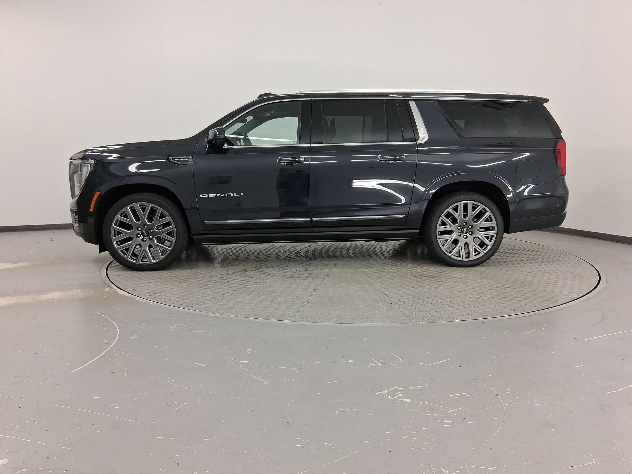 Used 2025 GMC Yukon XL Denali Ultimate image 2