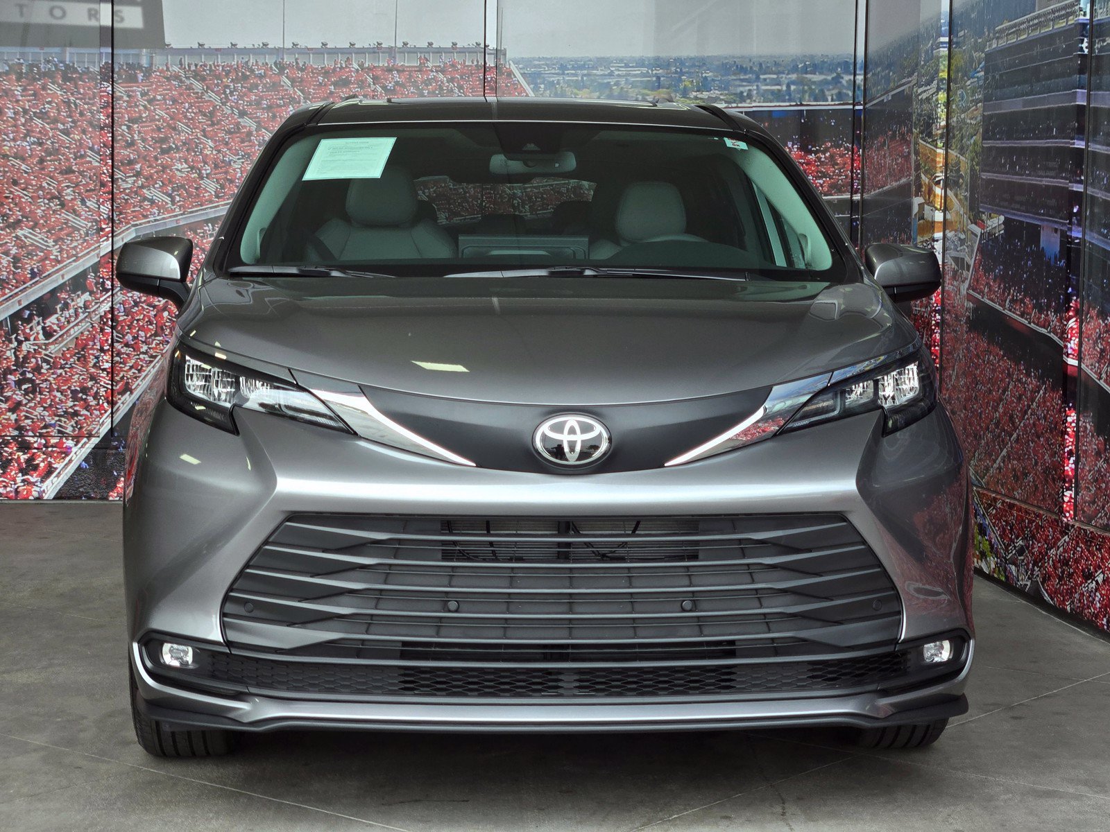 Used 2026 Toyota Sienna XLE FWD image 3