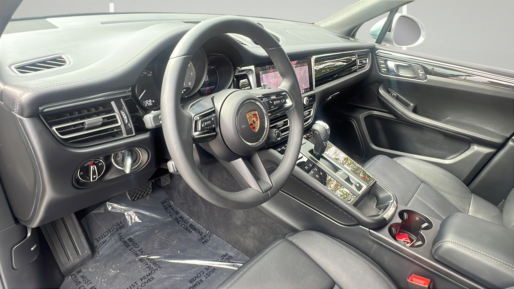 Certified 2025 Porsche Macan S AWD/4WD image 4