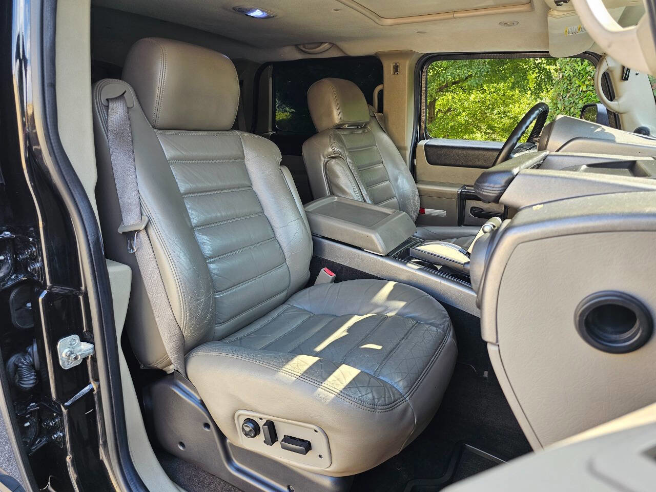 Used 2003 HUMMER H2 w/ Preferred Equipment Group image 25