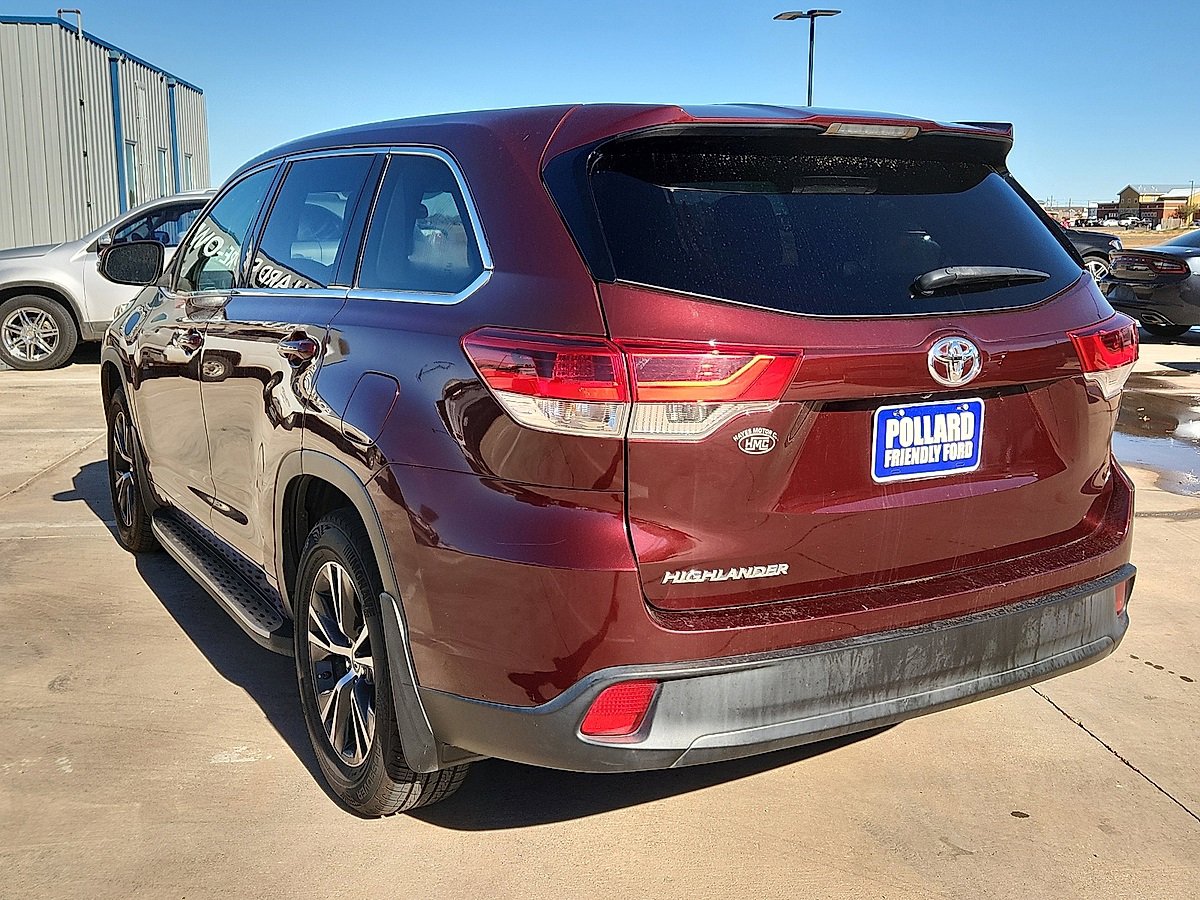 Used 2018 Toyota Highlander LE image 2