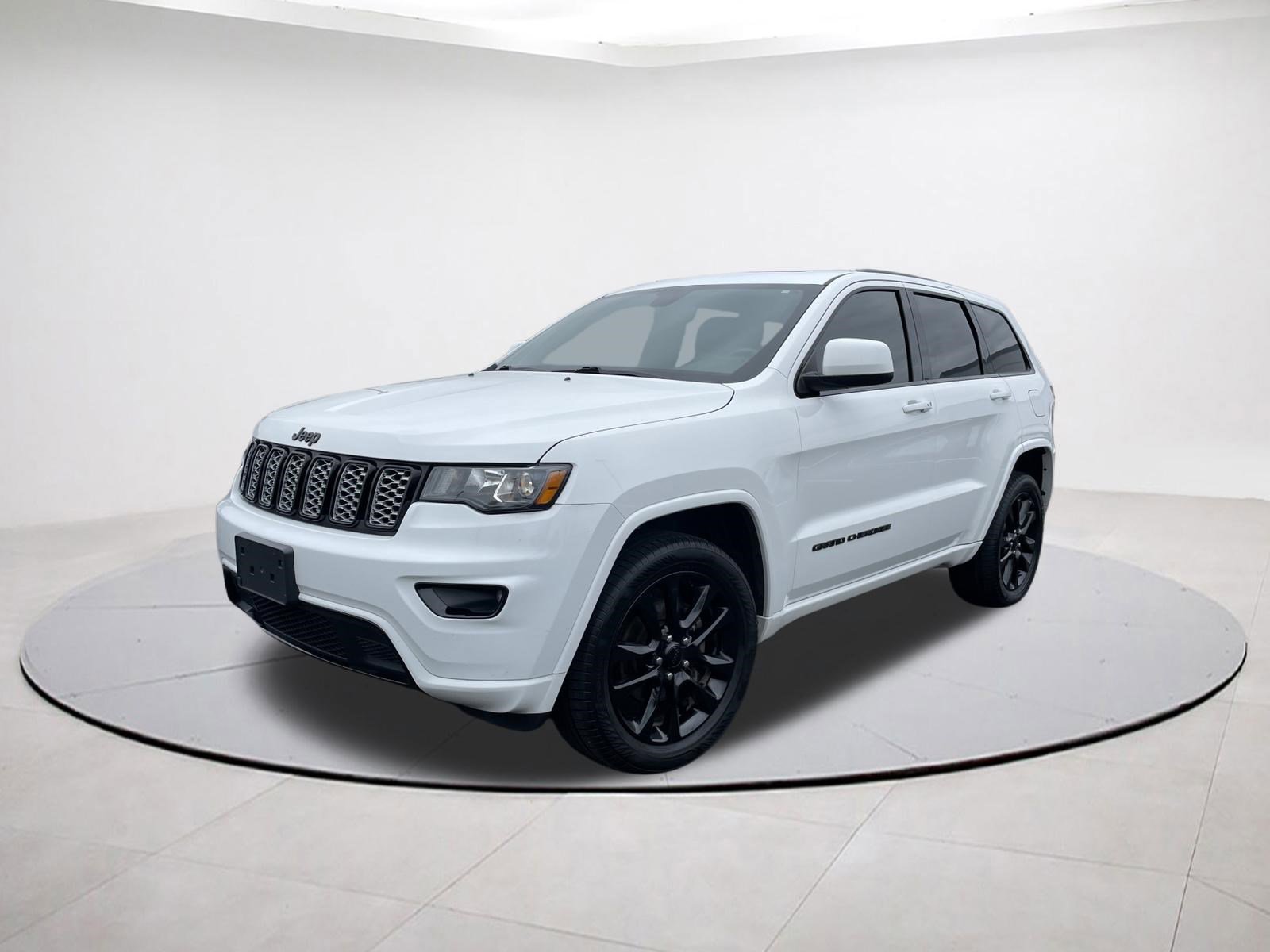 Used 2020 Jeep Grand Cherokee Altitude image 3