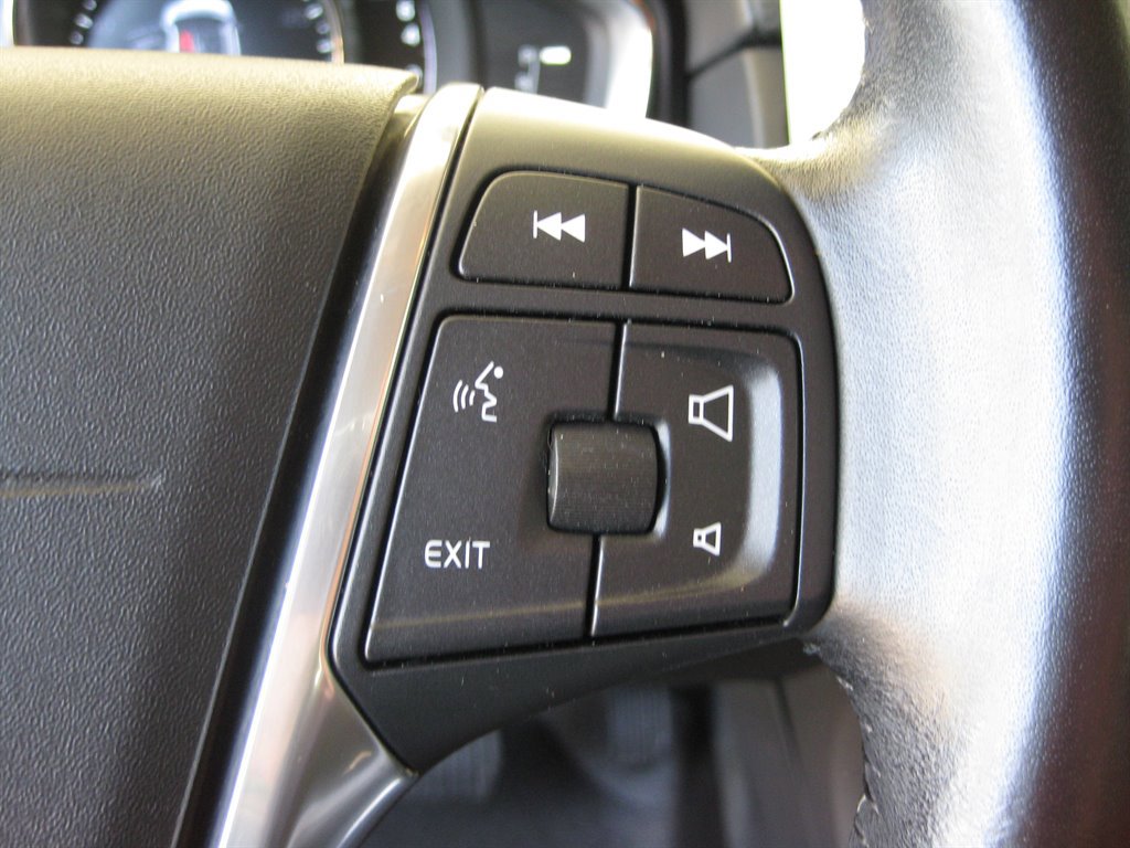 Used 2016 Volvo XC70 T5 Premier w/ Proximity Package FWD image 17