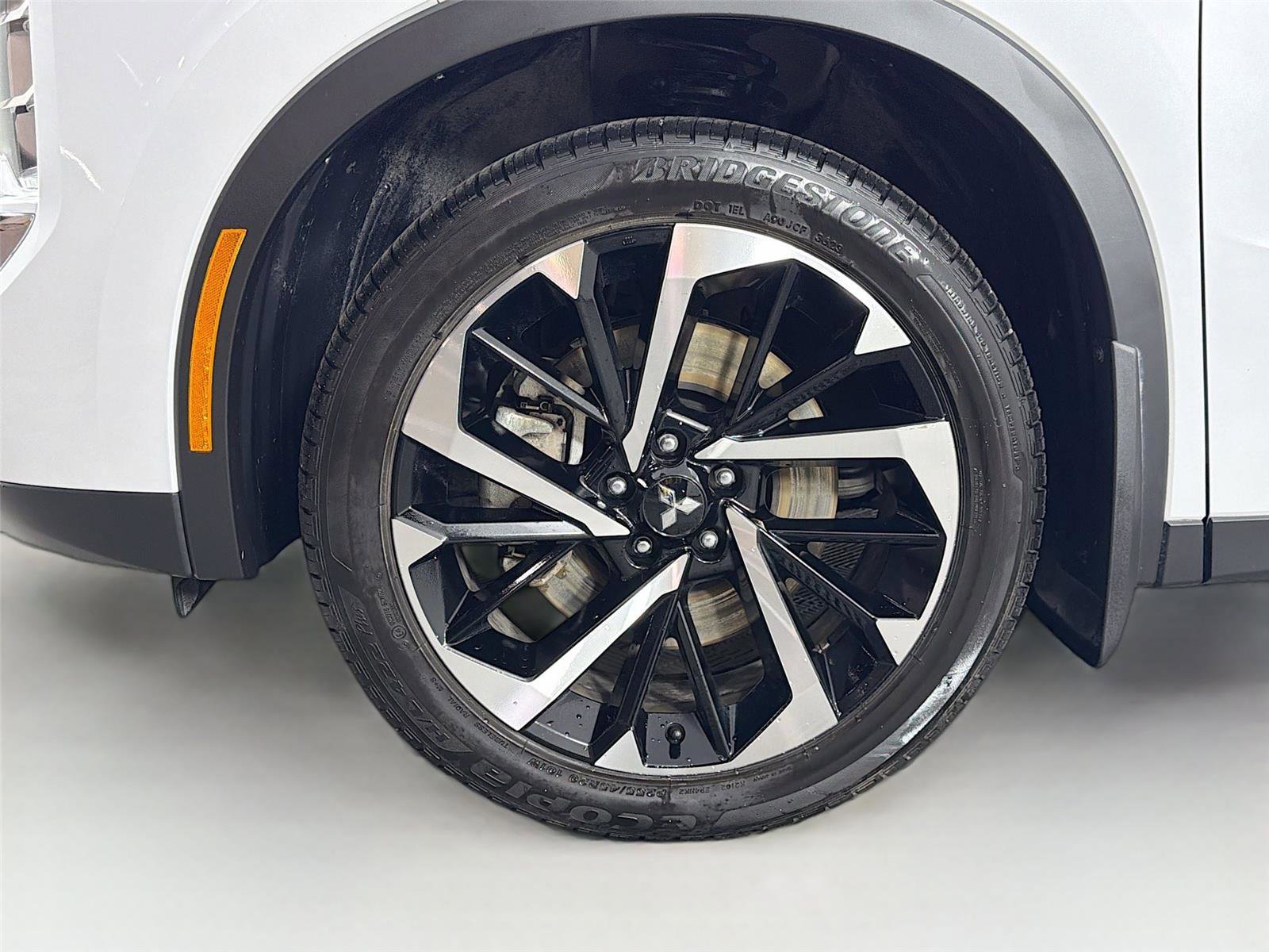 Used 2024 Mitsubishi Outlander 4WD Plug-In Hybrid image 32