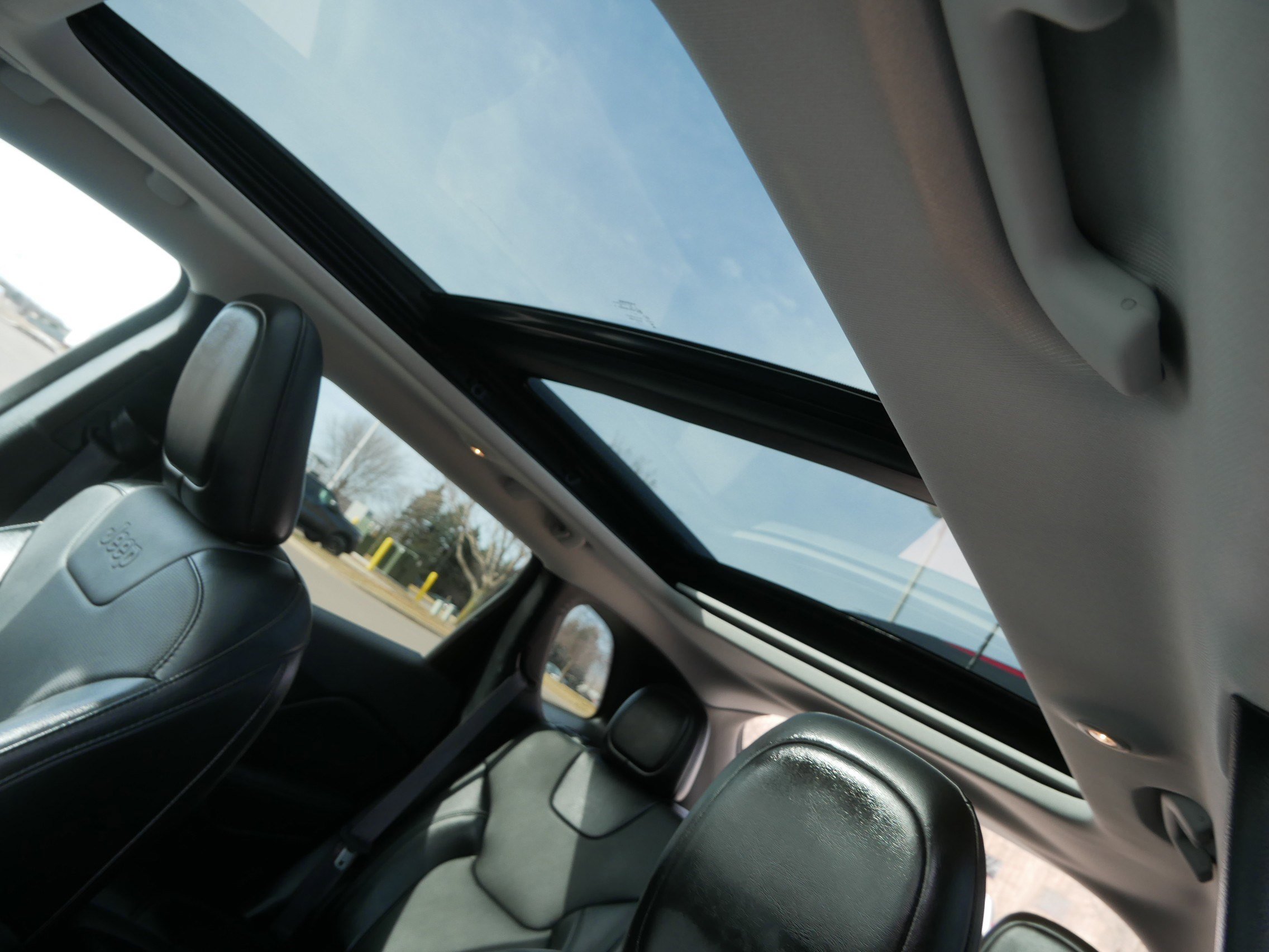 Used 2022 Jeep Cherokee Limited image 21