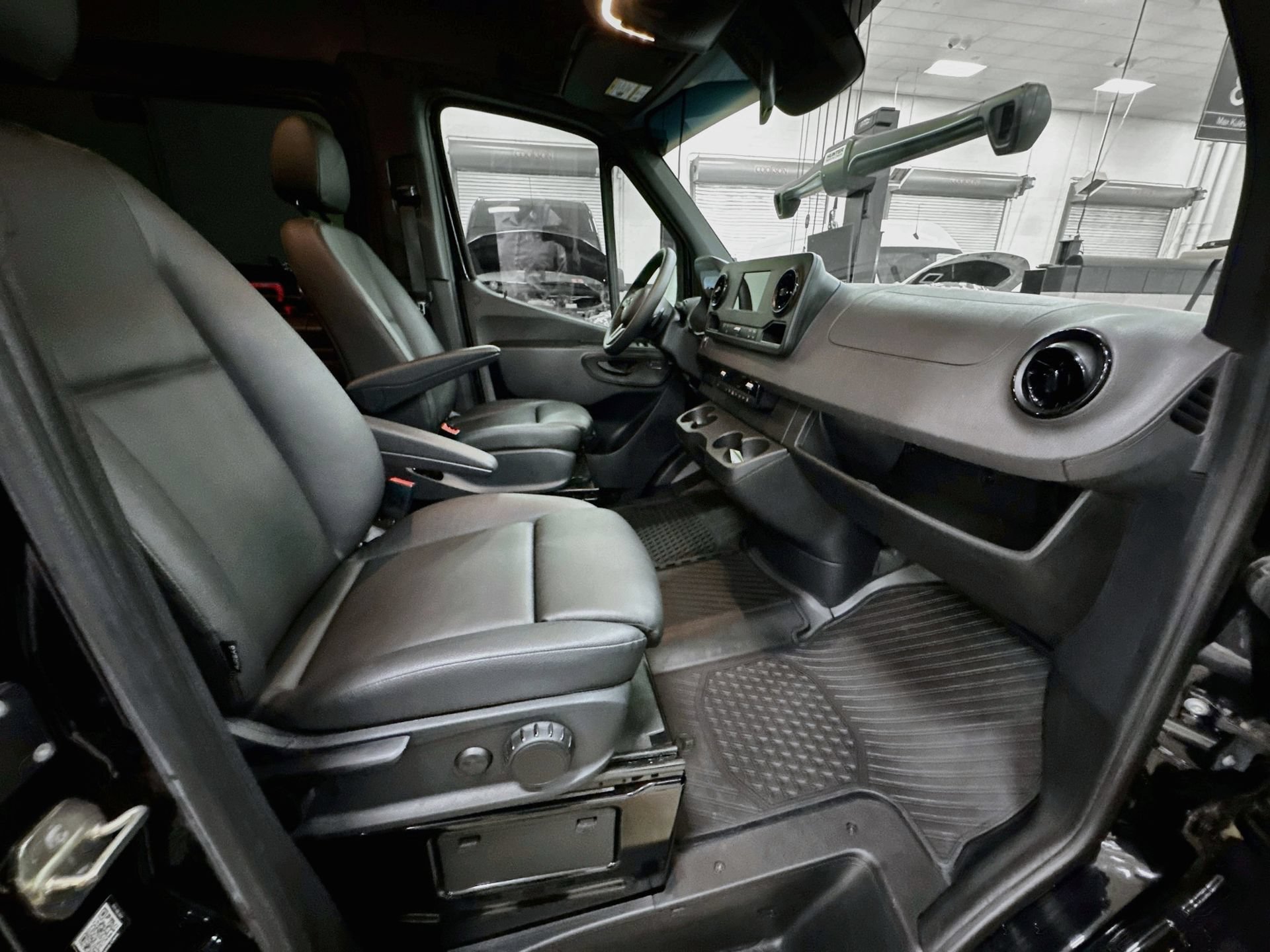 Used 2023 Mercedes-Benz Sprinter 2500 image 27