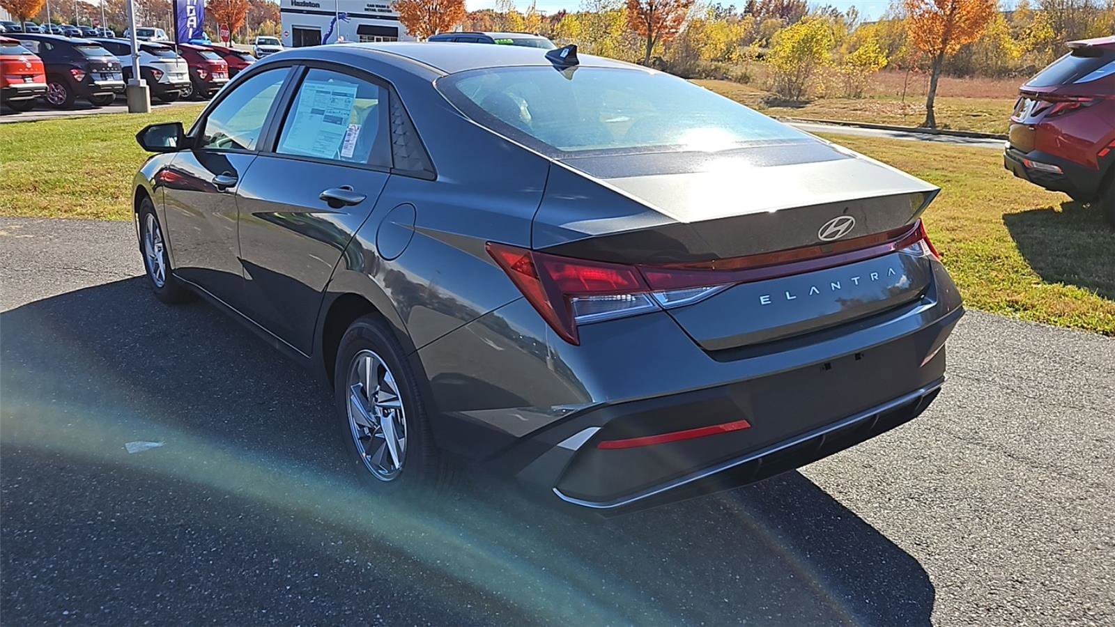 New 2025 Hyundai Elantra SE image 5