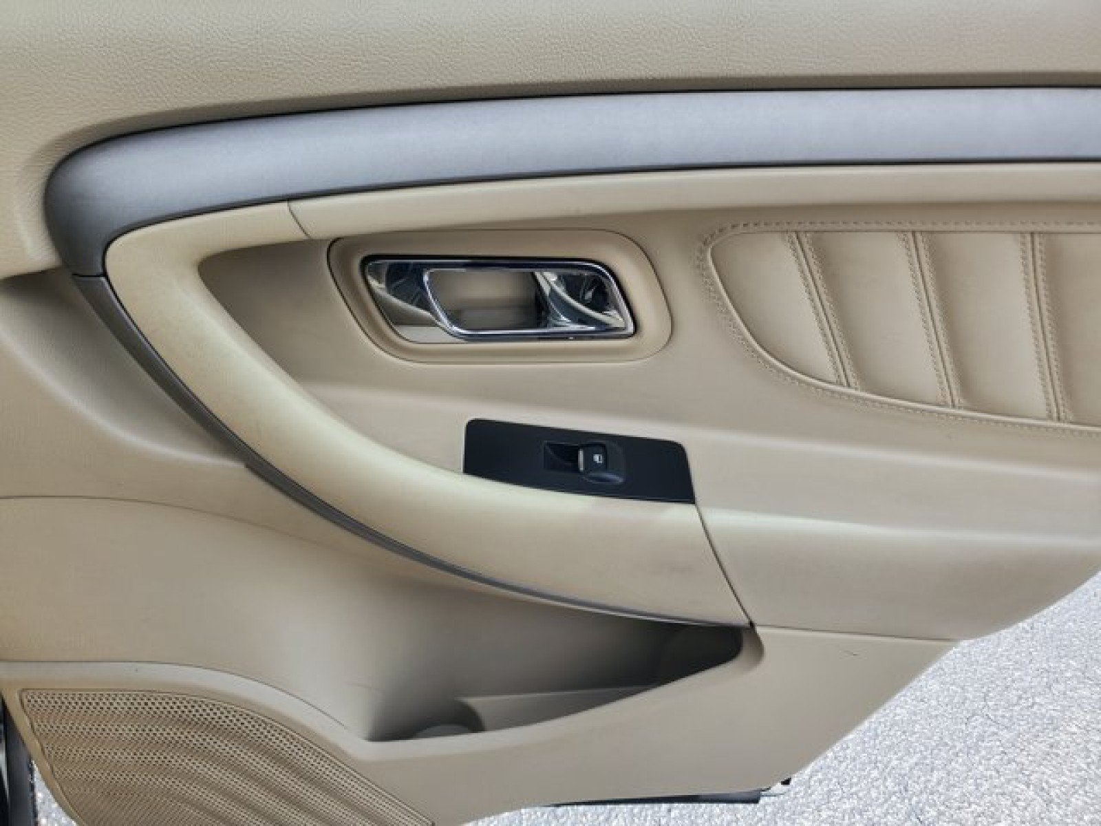 Used 2014 Ford Taurus SE FWD image 28