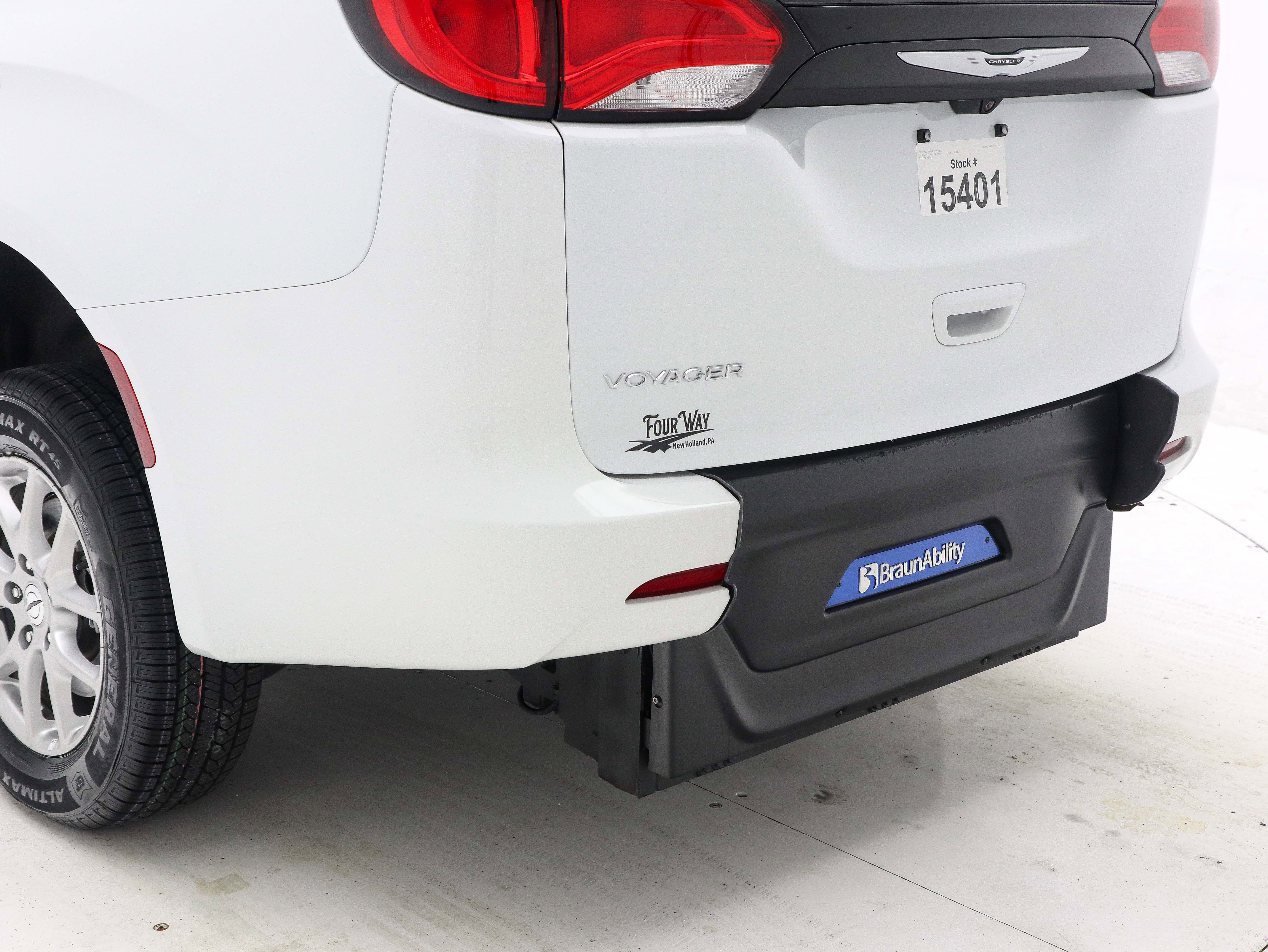 Used 2023 Chrysler Voyager LX image 12