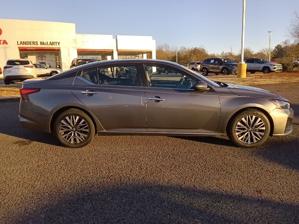 Used 2023 Nissan Altima 2.5 SV image 2
