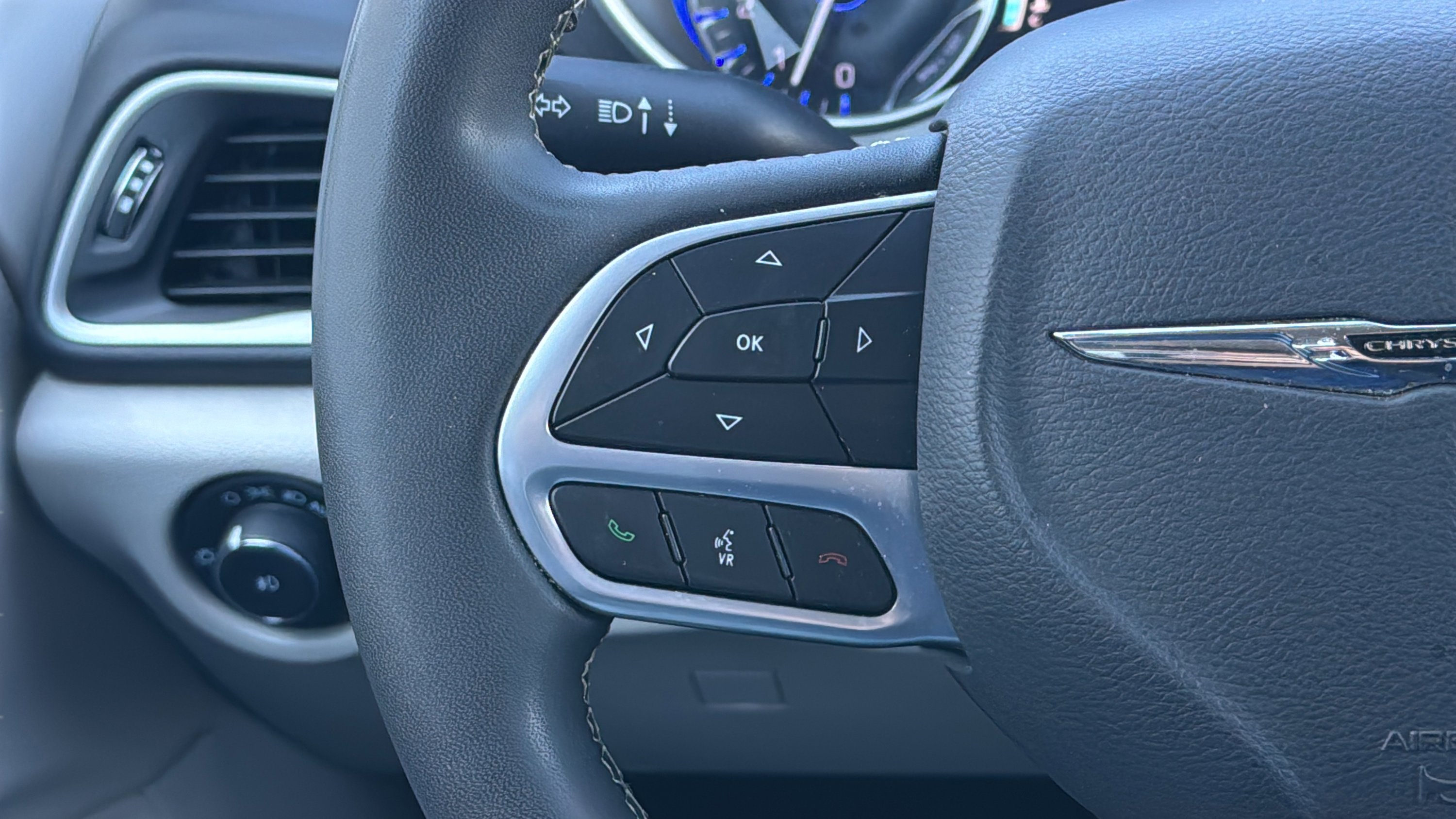 Used 2023 Chrysler Pacifica Touring-L FWD image 11