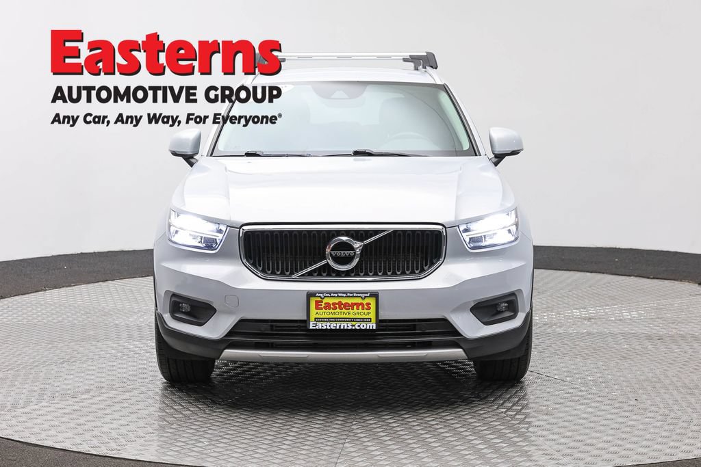 Used 2021 Volvo XC40 T4 Momentum FWD image 2