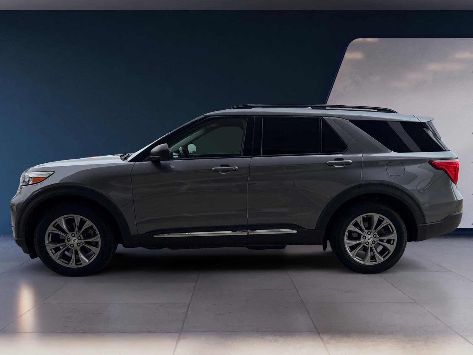 Used 2022 Ford Explorer XLT w/ Equipment Group 202A image 2