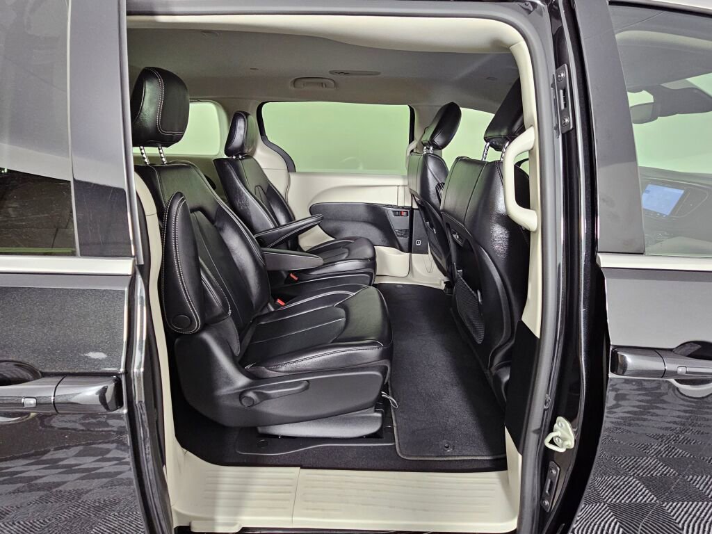 Used 2022 Chrysler Pacifica Touring-L image 36