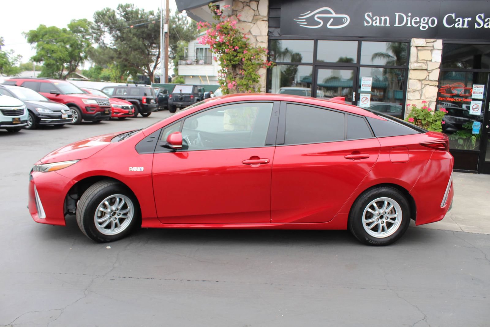 Used 2020 Toyota Prius Prime LE FWD image 2