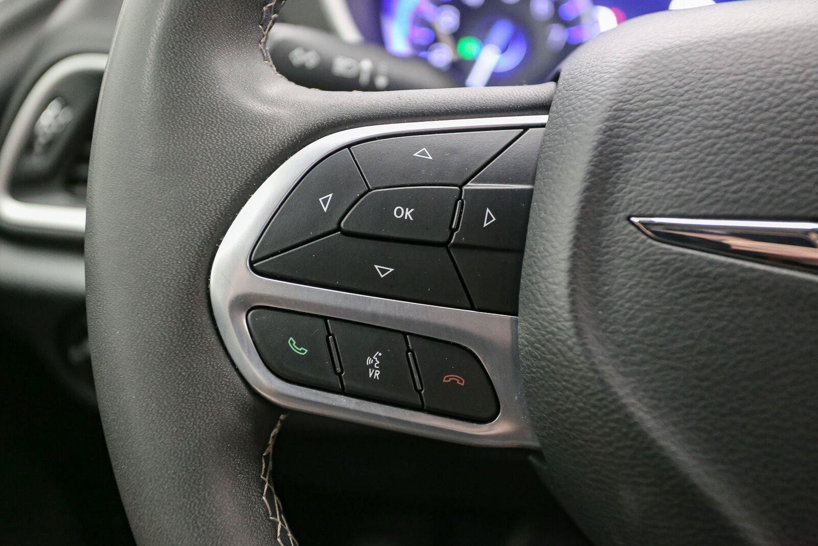 Used 2025 Chrysler Pacifica Select FWD image 36