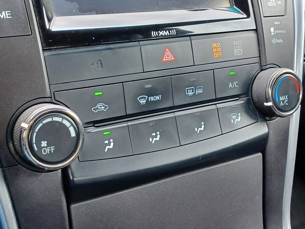 Used 2016 Toyota Camry SE w/ Moonroof Package FWD image 19