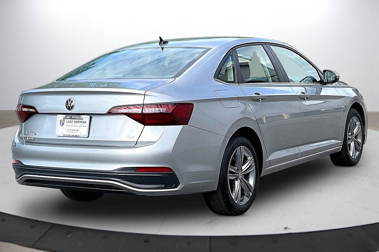 Used 2024 Volkswagen Jetta SE image 9