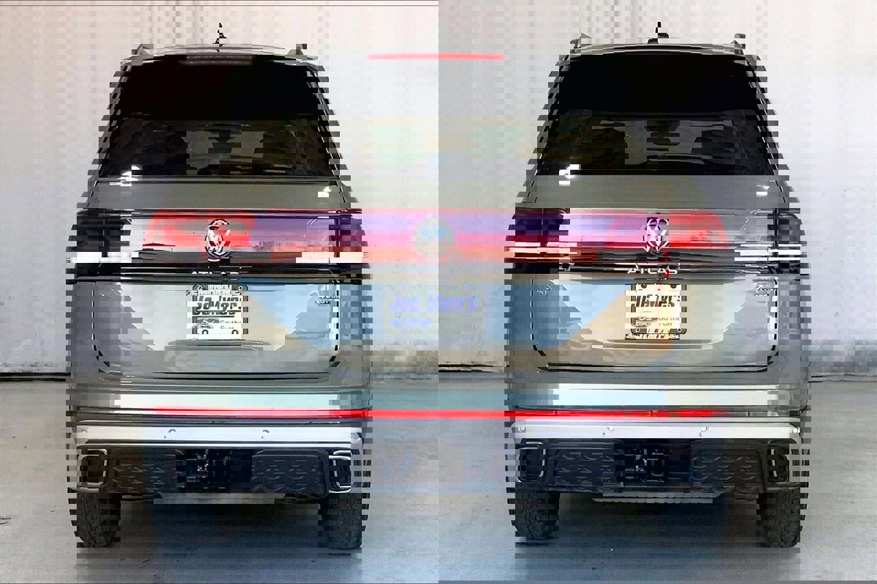 Used 2024 Volkswagen Atlas Peak Edition SE image 3