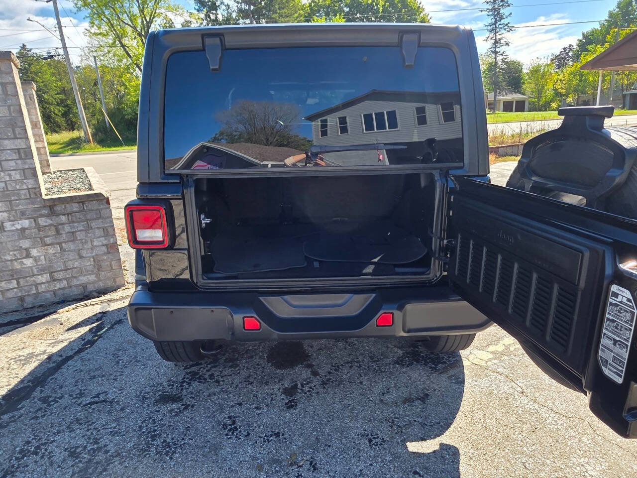 Used 2020 Jeep Wrangler Unlimited Sahara image 24