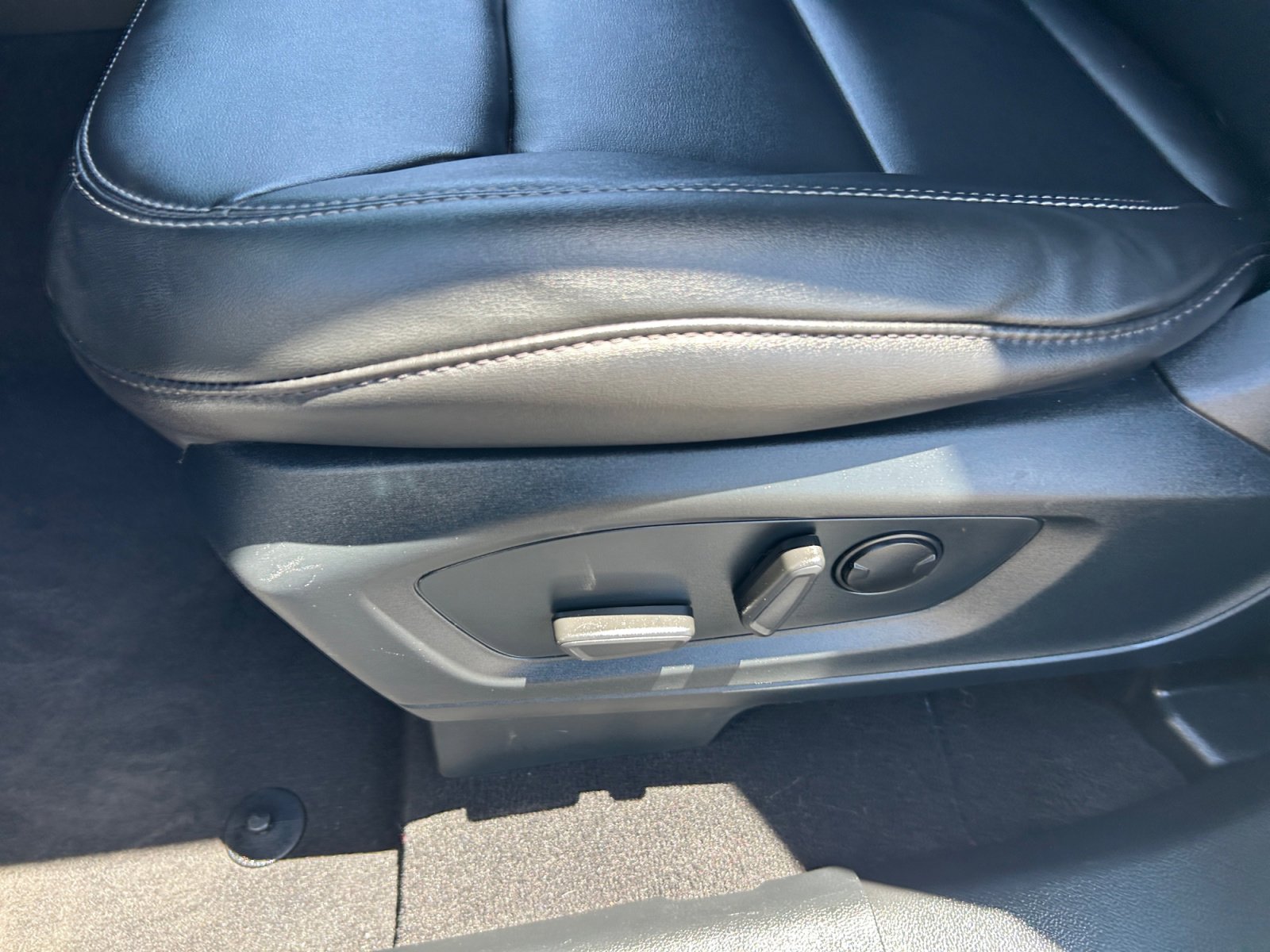 Used 2024 Ford Explorer XLT w/ Equipment Group 202A RWD image 14