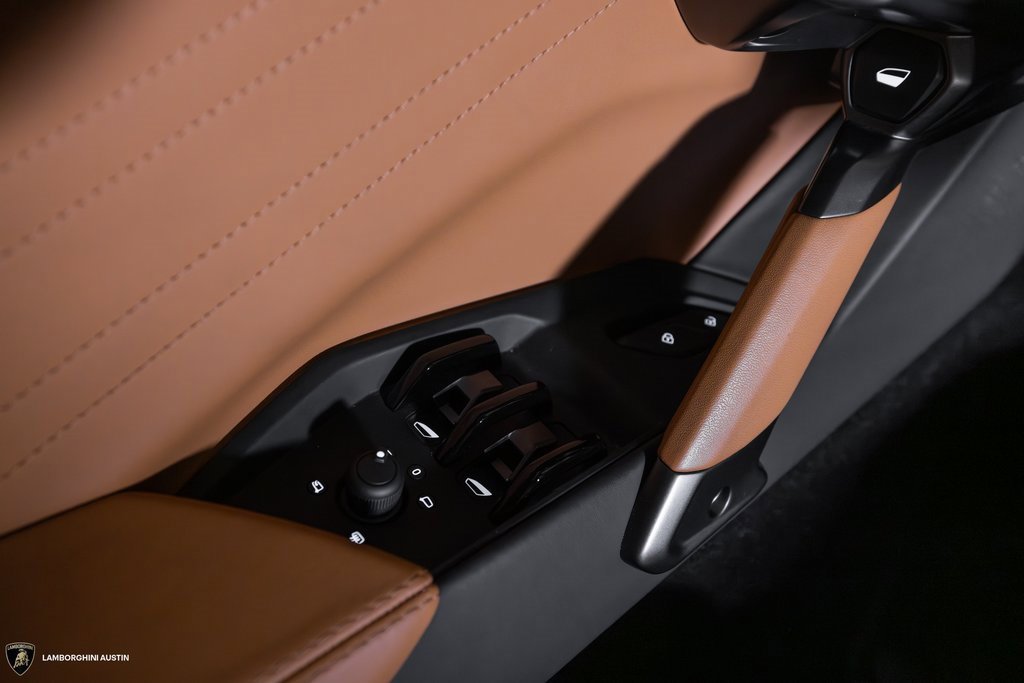 Used 2024 Lamborghini Revuelto image 22