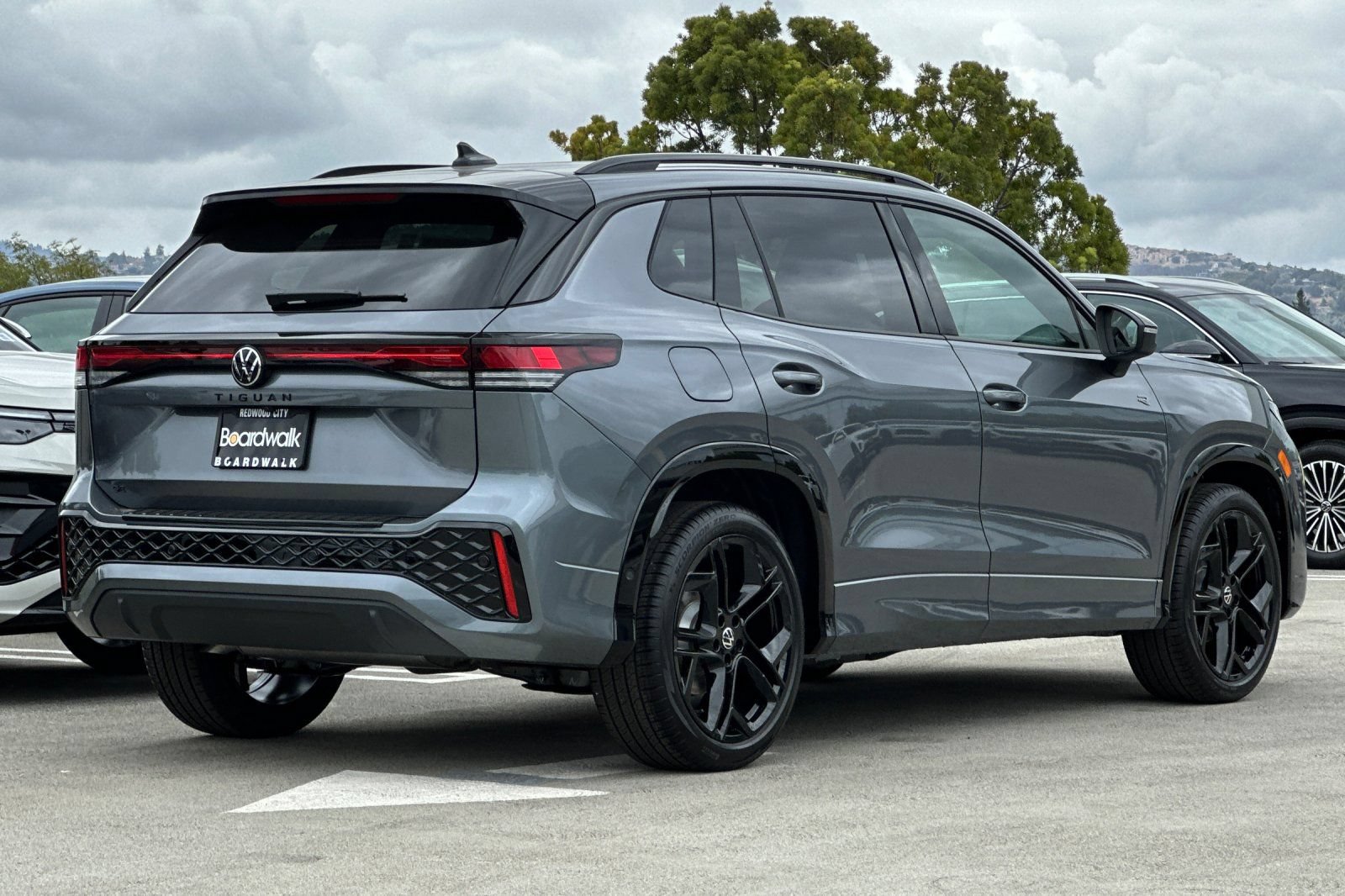 New 2026 Volkswagen Tiguan SE R-Line FWD image 4