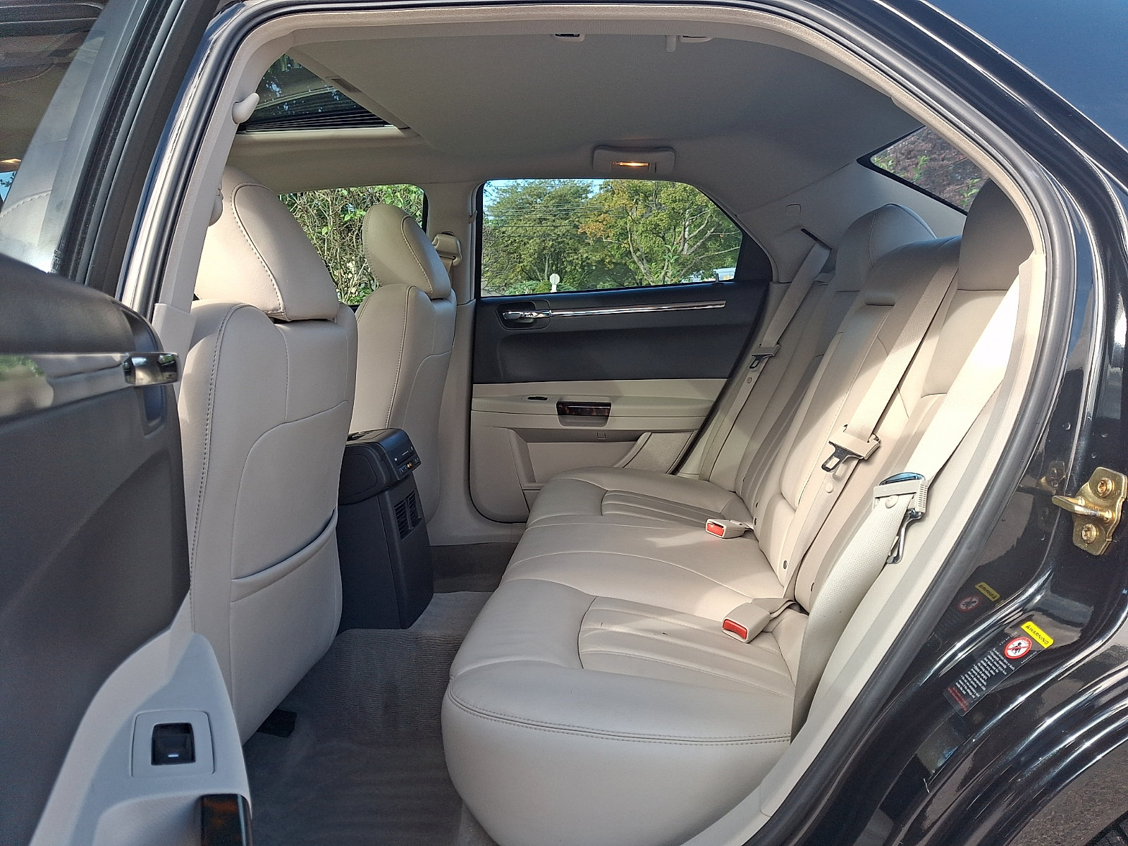 Used 2006 Chrysler 300 C w/ Protection Group II RWD image 10