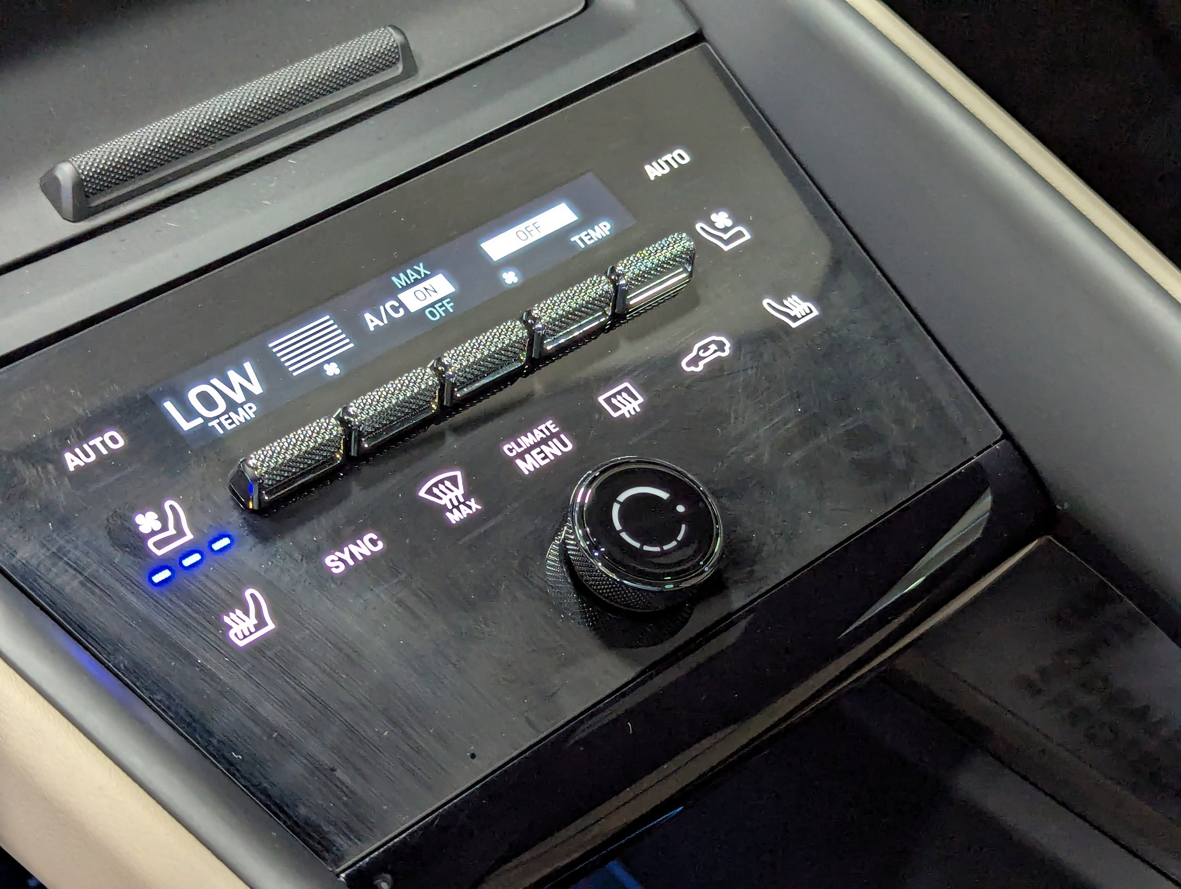 Certified 2025 Porsche Macan 4 Electric image 32