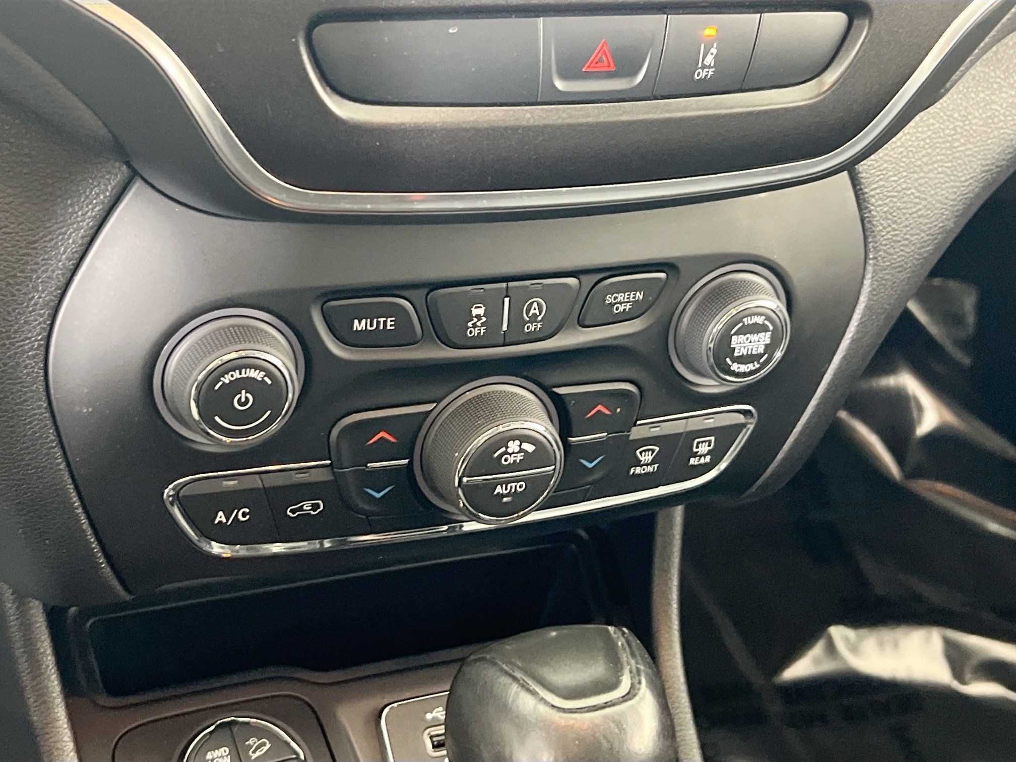 Used 2022 Jeep Cherokee Trailhawk w/ Premium Leather Package AWD/4WD image 15