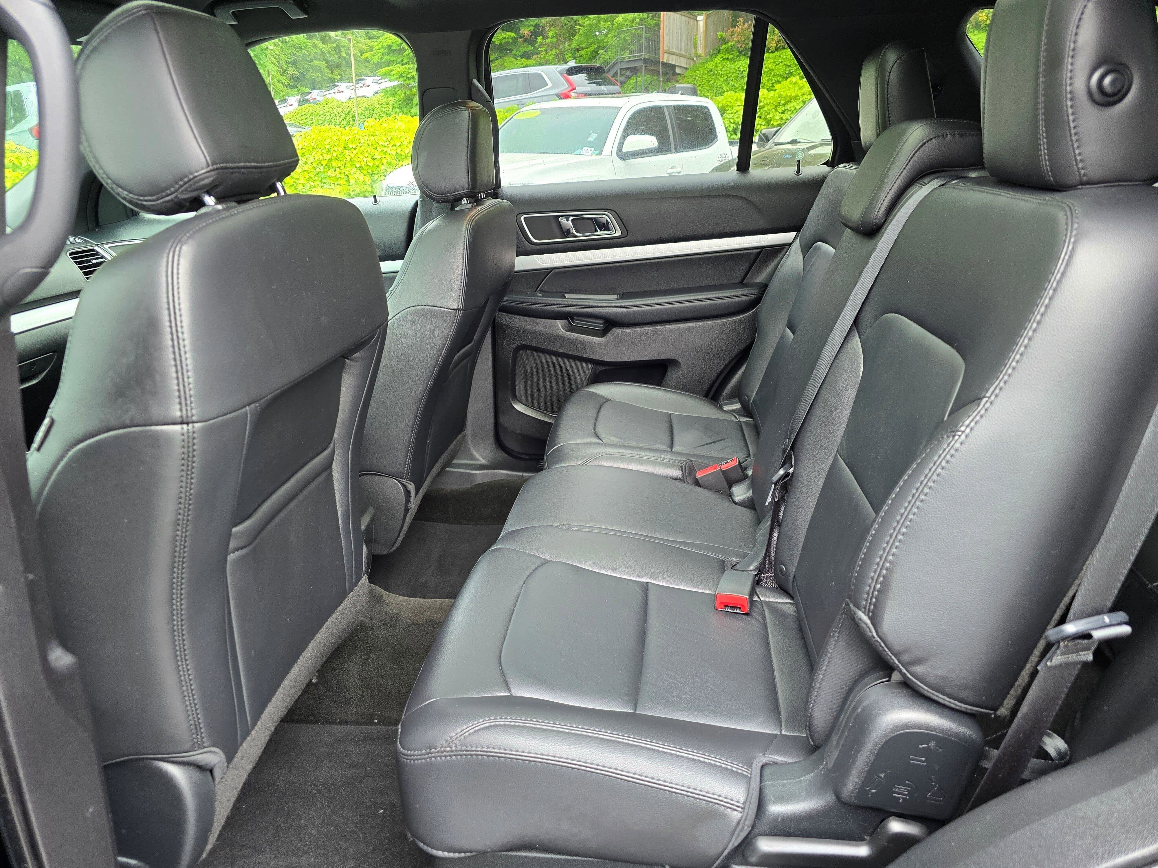 Used 2017 Ford Explorer XLT w/ Equipment Group 202A AWD/4WD image 18