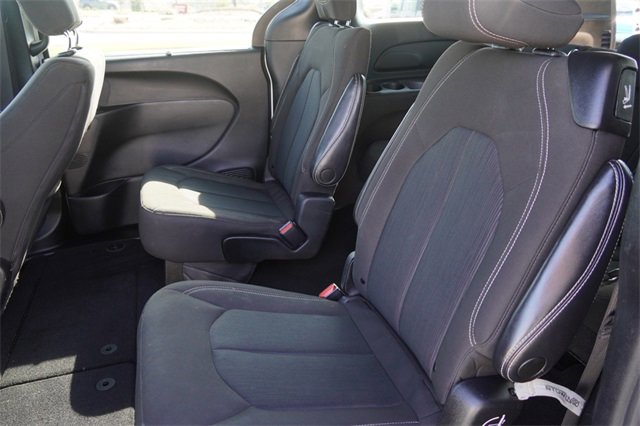 Used 2022 Chrysler Pacifica Touring image 14