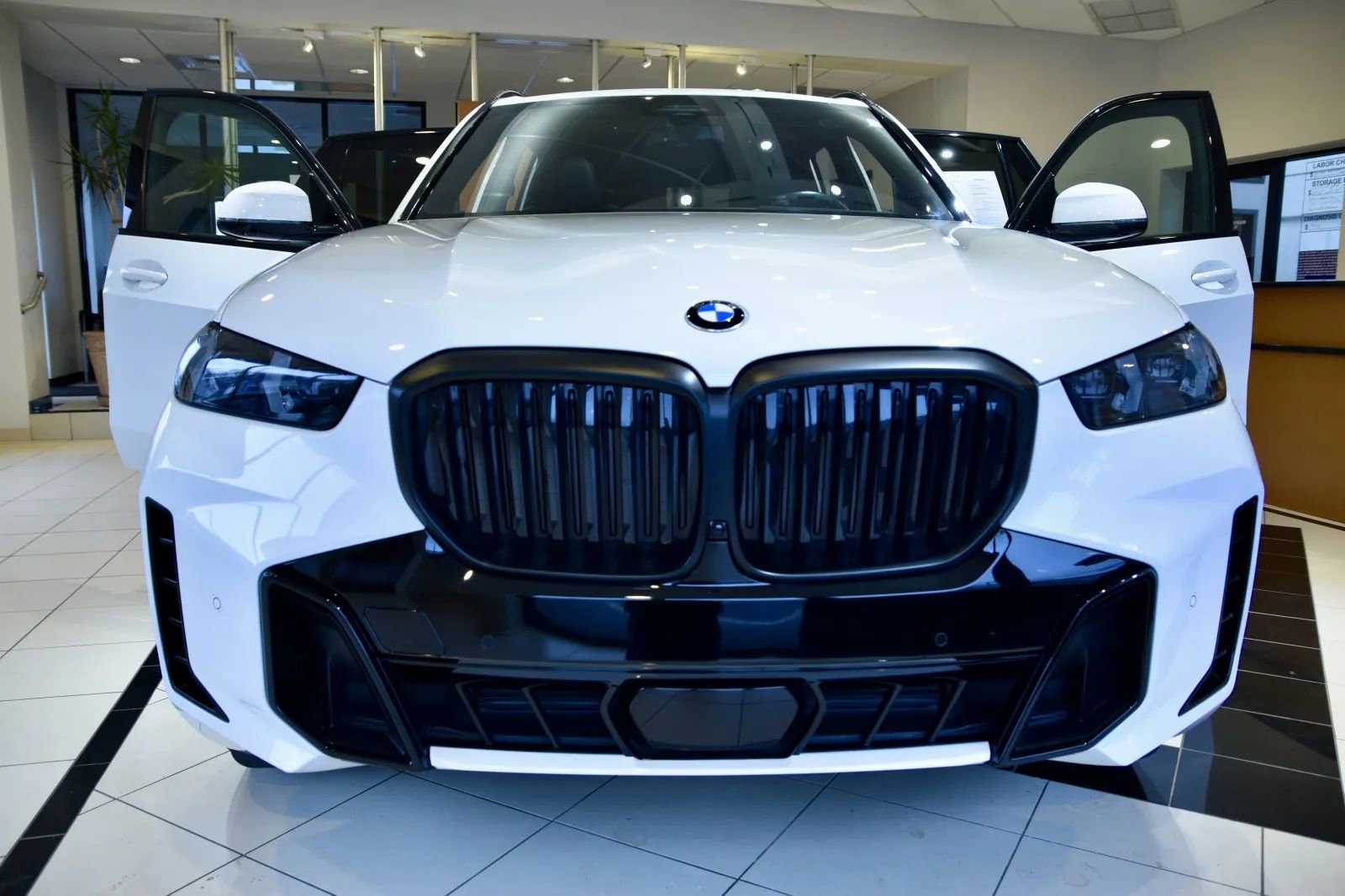 Used 2024 BMW X5 xDrive40i w/ M Sport Package image 2