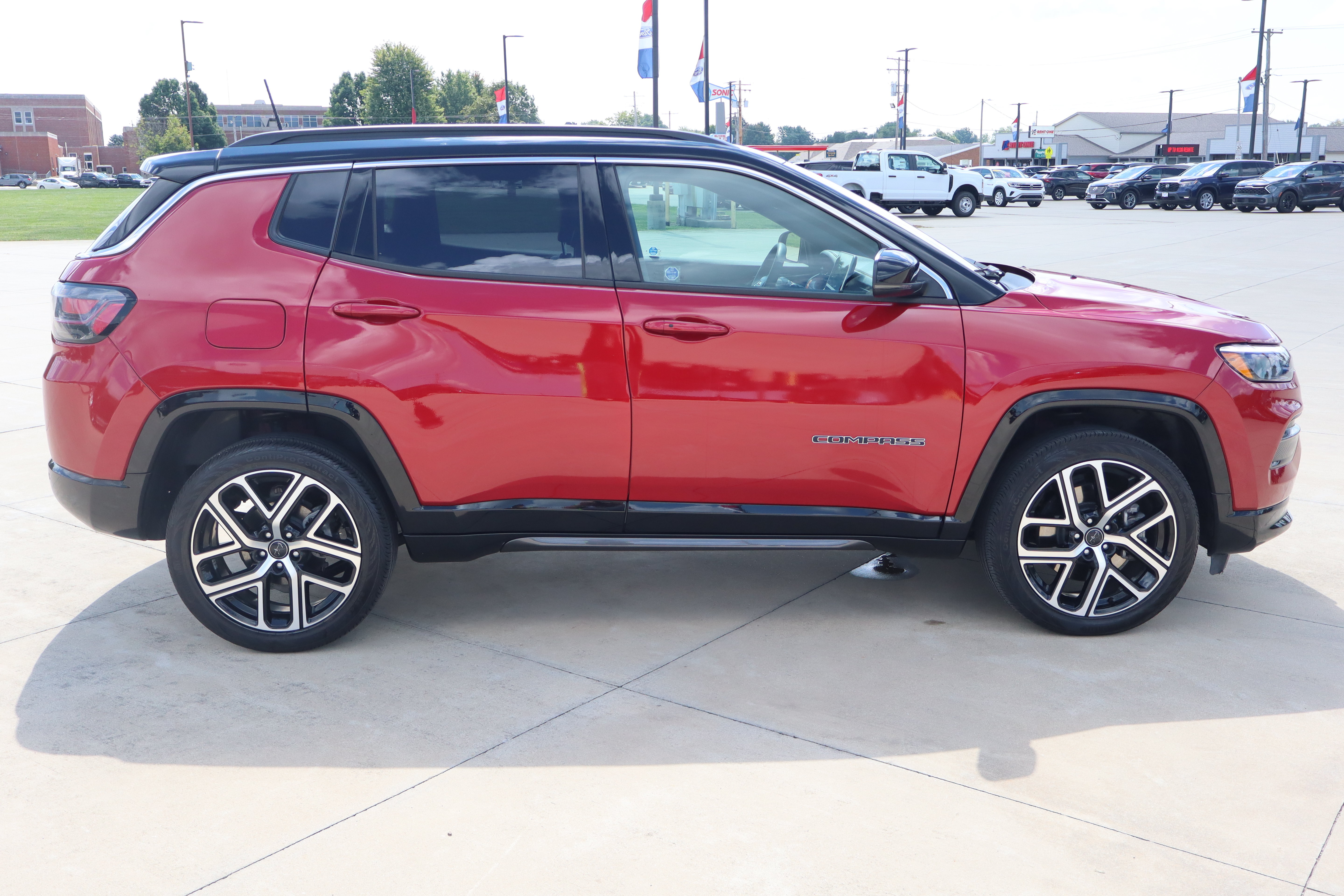 Used 2025 Jeep Compass Limited w/ Elite Group AWD/4WD image 4